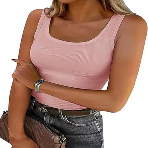 Vue détaillée d'un débardeur rose côtelé sans manches pour femme avec une coupe ajustée