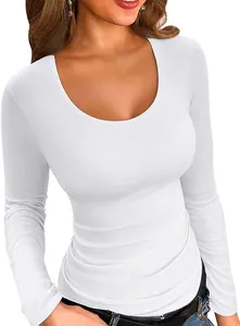 Détail du haut blanc à manches longues en maille côtelée pour femme, col dégagé.
