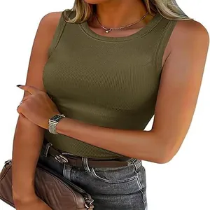 Détail du débardeur côtelé vert olive pour femme avec col rond et coupe ajustée