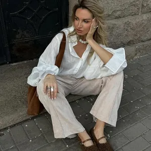 Elegant white oversized long-sleeved lapel shirt for women in a chic street style outfit