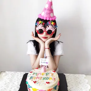 Αστεία κόκκινα γυαλιά γενεθλίων με σχέδιο cupcake για πάρτι και δημιουργικές φωτογραφίες.
