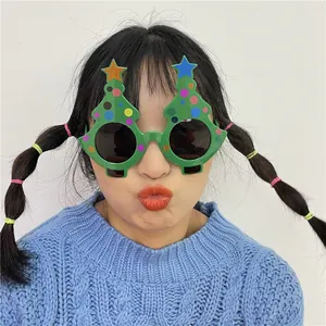Primo piano di divertenti occhiali da sole a forma di albero di Natale per bambini