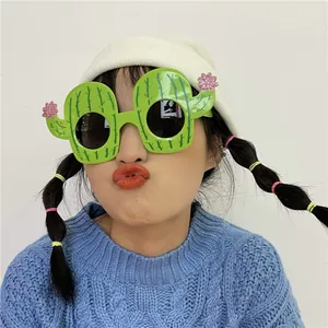 Occhiali da sole divertenti a forma di cactus verde per feste e stile eccentrico.