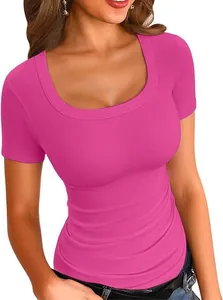 Dettaglio di una maglietta a maniche corte in maglia a coste rosa da donna