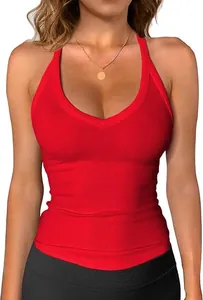Vista dettagliata di un canotta a coste rossa con scollo a V sexy e vestibilità slim