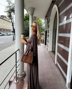 Elegante set di cardigan a maniche lunghe e pantaloni marrone cioccolato in un ambiente urbano