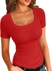 Primo piano del tessuto a costine rosso e dello scollo quadrato di una t-shirt slim