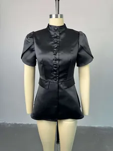 Elegante camicetta nera in raso a maniche corte con colletto alla coreana e bottoni