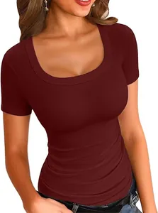 Primo piano di t-shirt bordeaux a coste, maniche corte, scollo tondo e vestibilità slim.