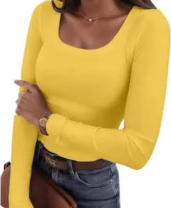 Top aderente a maniche lunghe a costine giallo da donna con uno scollo rotondo alla moda