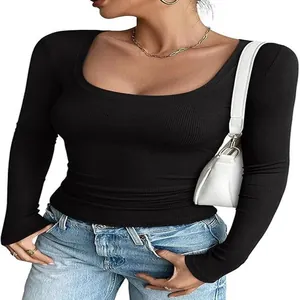 Detalle de top de mujer negro de manga larga con cuello en U, tejido de canalé, ajuste ceñido