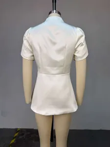 Vista posteriore dettagliata di un blazer crema con maniche a sbuffo per donna