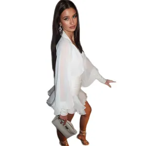 Elegantes weißes Mini-Kleid mit V-Ausschnitt, Laternenärmeln, hoher Taille und Volantsaum.
