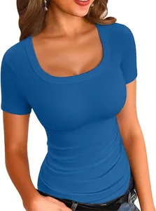 Primo piano di una t-shirt blu a costine slim fit con un elegante scollo rotondo