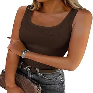 Gros plan d'un débardeur côtelé marron à encolure carrée sur un mannequin, ajusté