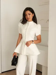 Elegante top peplum bianco con maniche a sbuffo e bottoni per un look da donna