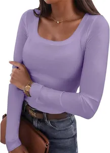 Dettaglio della maglia a maniche lunghe a costine viola lavanda da donna slim fit