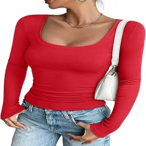Camiseta ajustada de mujer con manga larga, cuello en U y punto acanalado rojo intenso