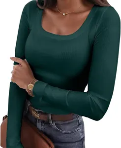 Dettaglio di maglia a maniche lunghe a coste verde scuro da donna vestibilità slim