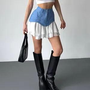 Detalle de una falda mini de línea A con retales de denim azul y volantes blancos