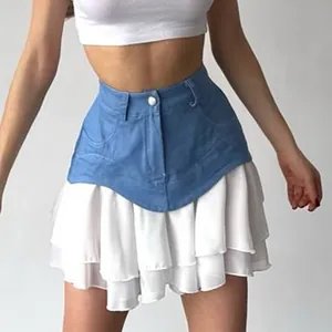 Detalle de minifalda de mezclilla combinada con volantes de gasa blanca en capas.