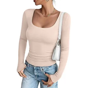 Elegante top de mujer con manga larga, cuello en U y corte entallado de punto de canalé