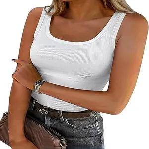Débardeur blanc côtelé à encolure carrée pour femme, haut de base sans manches ajusté.