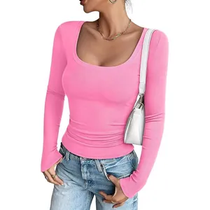 Elegante top rosa de manga larga para mujer con cuello en U, tejido de canalé y ajuste entallado
