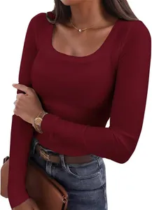 Primo piano di un top bordeaux a maniche lunghe a coste slim fit elasticizzato donna