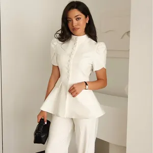 Elegante blazer bianco peplo con maniche a sbuffo e bottoni per l'estate