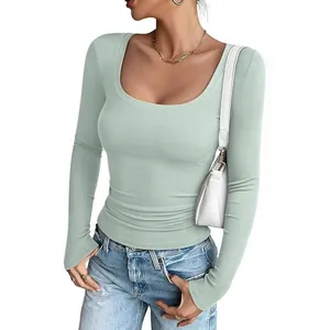 Elegante top de punto acanalado verde claro para mujer ajustado con cuello en U y manga larga