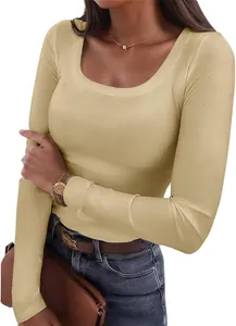 Primo piano di maglia a maniche lunghe a costine beige elastica con scollo a U profondo