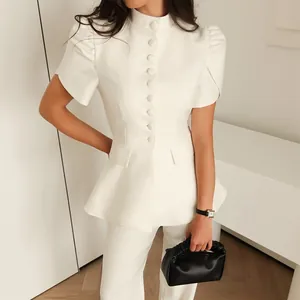 Elegante blazer bianco con maniche a sbuffo e bottoni per un look estivo raffinato