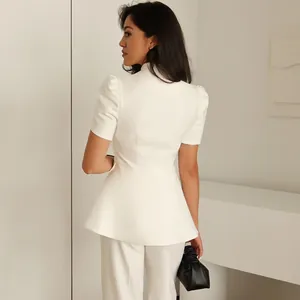 Elegante blazer bianco a maniche corte a sbuffo con design a baschina in vita