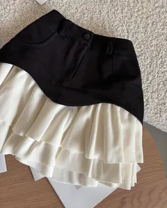 Vista detallada de los volantes blancos y la tela vaquera negra en una elegante falda evasé