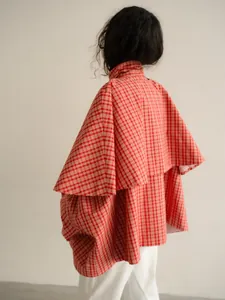 Λεπτομέρεια πλάτης της κόκκινης καρό oversized μπλούζας με μοναδικό σχέδιο κάπας