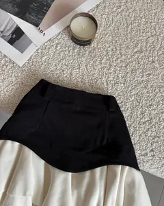 Detalle de la minifalda de línea A bicolor en blanco y negro para mujer en verano