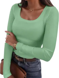 Maglia da donna a maniche lunghe a coste slim fit in verde salvia con elegante scollo a U