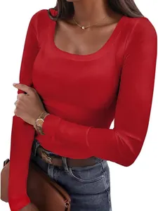 Top da donna a manica lunga a costine con scollo rotondo, rosso acceso, vestibilità slim.