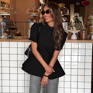Elegante camicetta nera con colletto alla coreana e design peplum a vita alta al caffè