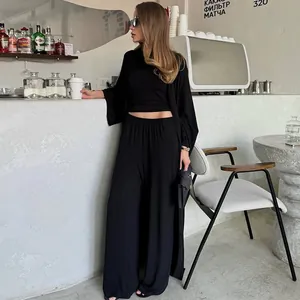 Elegante set nero a 3 pezzi con cardigan lungo, crop top e pantaloni a gamba larga da donna.