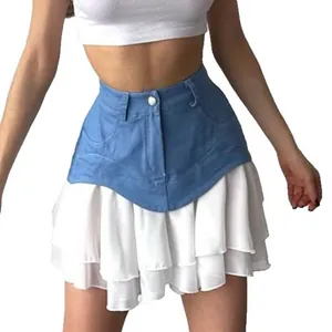 Minifalda acampanada de moda con top de mezclilla azul y capas de volantes blancos