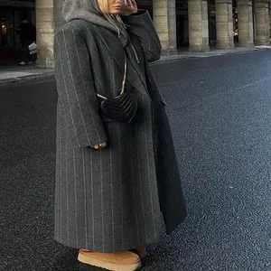Langer grauer Wollmantel mit Nadelstreifen für Damen im eleganten und lockeren Stil