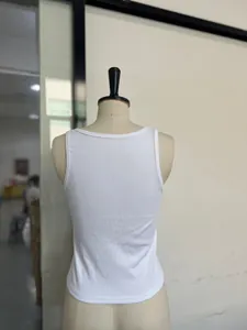 Vue arrière détaillée d'un débardeur blanc côtelé sans manches sur un mannequin de couture