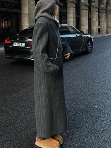 Stilvolle Street-Fashion-Ansicht eines langen grauen Wollmantels mit Nadelstreifen