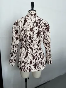 Vue arrière d'un blazer à imprimé vache marron à manches longues avec ceinture assortie