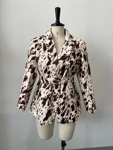 Vue détaillée d'un blazer marron à imprimé vache avec ceinture sur un mannequin de couture