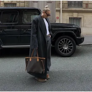 Eleganter dunkelgrauer Oversized-Mantel mit Nadelstreifen, getragen von einem Model