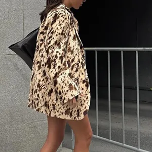 Vue détaillée du blazer imprimé vache marron pour une mode de bureau chic d'automne