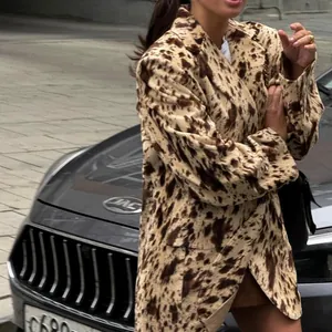Veste blazer élégante pour femme à imprimé léopard marron, style urbain chic et moderne.